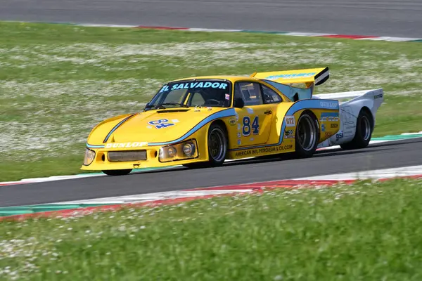 Scarperia, İtalya - 5 Nisan 2024: Porsche 935 K3 1981 Mugello Classic 2024 sırasında Mugello Pisti 'nde faaliyet göstermektedir..