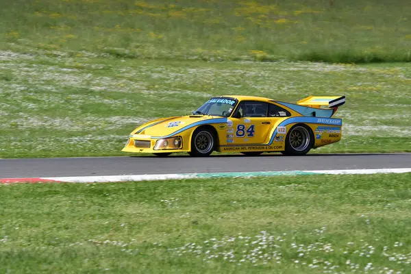 Scarperia, İtalya - 5 Nisan 2024: Porsche 935 K3 1981 Mugello Classic 2024 sırasında Mugello Pisti 'nde faaliyet göstermektedir..