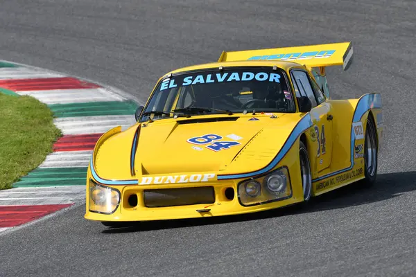 Scarperia, İtalya - 5 Nisan 2024: Porsche 935 K3 1981 Mugello Classic 2024 sırasında Mugello Pisti 'nde faaliyet göstermektedir..