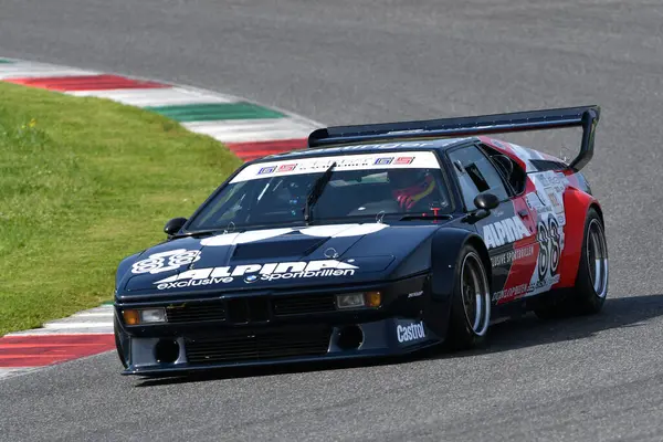 Scarperia, İtalya - 5 Nisan 2024: BMW M1 Procar 1979 Mugello Classic 2024 sırasında Mugello Pisti 'nde faaliyet gösterdi.
