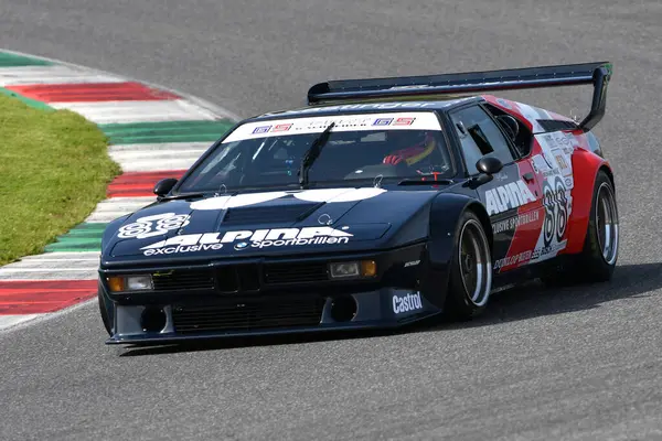 Scarperia, İtalya - 5 Nisan 2024: BMW M1 Procar 1979 Mugello Classic 2024 sırasında Mugello Pisti 'nde faaliyet gösterdi.