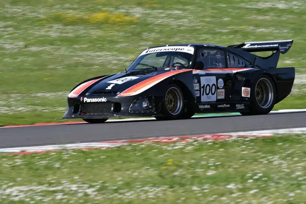 Scarperia, İtalya - 5 Nisan 2024: Porsche 935 K3 yıl 1980 Mugello Classic 2024 Mugello Circuit 'te.
