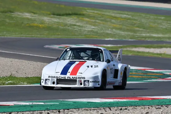 Scarperia, İtalya - 5 Nisan 2024: Porsche 935 A4 yıl 1979 Mugello Classic 2024 'te Mugello Pisti' nde eylem halindedir..