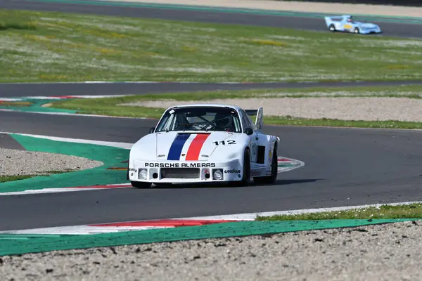 Scarperia, İtalya - 5 Nisan 2024: Porsche 935 A4 yıl 1979 Mugello Classic 2024 'te Mugello Pisti' nde eylem halindedir..