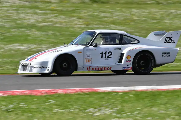 Scarperia, İtalya - 5 Nisan 2024: Porsche 935 A4 yıl 1979 Mugello Classic 2024 'te Mugello Pisti' nde eylem halindedir..