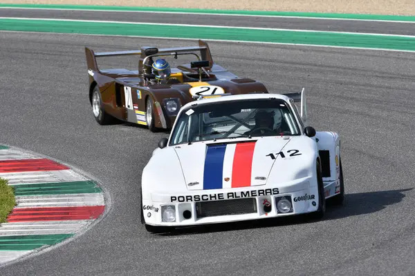 Scarperia, İtalya - 5 Nisan 2024: Porsche 935 A4 yıl 1979 Mugello Classic 2024 'te Mugello Pisti' nde eylem halindedir..