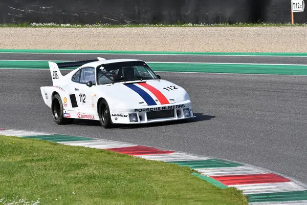 Scarperia, İtalya - 5 Nisan 2024: Porsche 935 A4 yıl 1979 Mugello Classic 2024 'te Mugello Pisti' nde eylem halindedir..