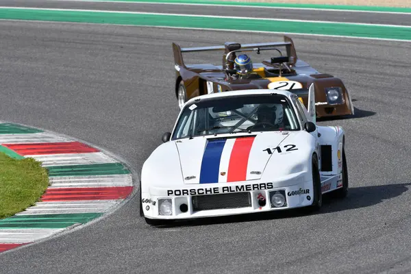 Scarperia, İtalya - 5 Nisan 2024: Porsche 935 A4 yıl 1979 Mugello Classic 2024 'te Mugello Pisti' nde eylem halindedir..