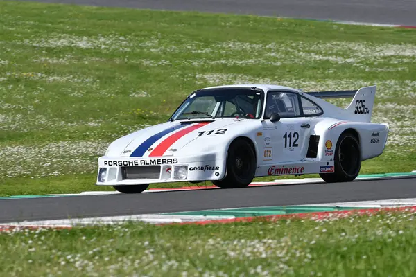 Scarperia, İtalya - 5 Nisan 2024: Porsche 935 A4 yıl 1979 Mugello Classic 2024 'te Mugello Pisti' nde eylem halindedir..