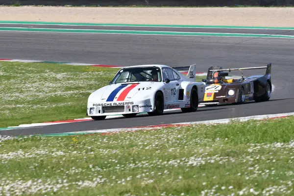 Scarperia, İtalya - 5 Nisan 2024: Porsche 935 A4 yıl 1979 Mugello Classic 2024 'te Mugello Pisti' nde eylem halindedir..