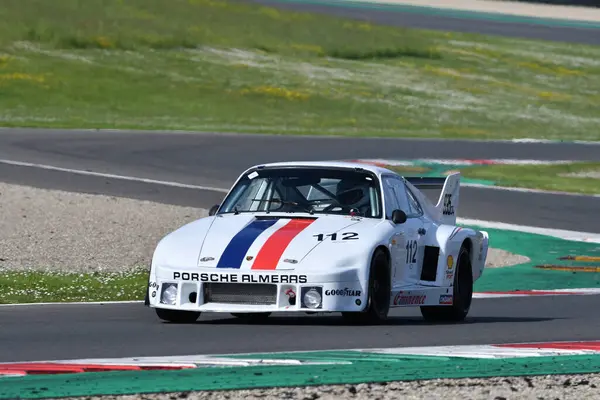 Scarperia, İtalya - 5 Nisan 2024: Porsche 935 A4 yıl 1979 Mugello Classic 2024 'te Mugello Pisti' nde eylem halindedir..