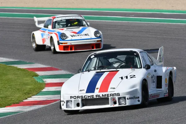 Scarperia, İtalya - 5 Nisan 2024: Porsche 935 A4 yıl 1979 Mugello Classic 2024 'te Mugello Pisti' nde eylem halindedir..