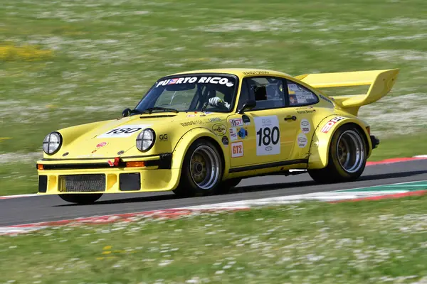 Scarperia, İtalya - 5 Nisan 2024: Porsche 934-5 yıl 1977 Mugello Classic 2024 'te Mugello Circuit.