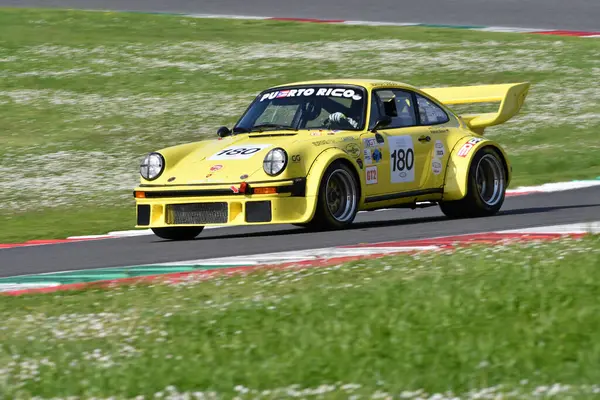 Scarperia, İtalya - 5 Nisan 2024: Porsche 934-5 yıl 1977 Mugello Classic 2024 'te Mugello Circuit.