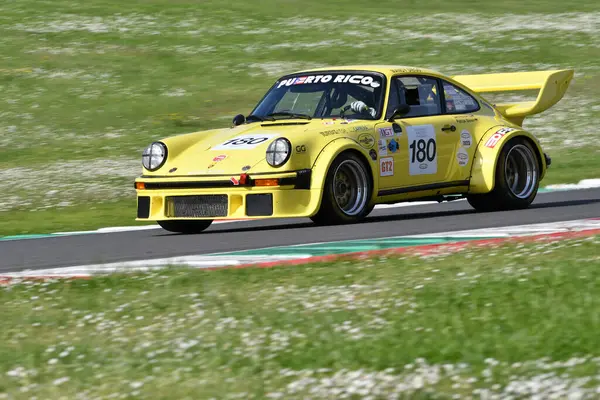 Scarperia, İtalya - 5 Nisan 2024: Porsche 934-5 yıl 1977 Mugello Classic 2024 'te Mugello Circuit.