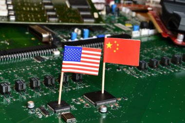 Basılı bir elektronik panonun mikroçiplerinde Çin Cumhuriyeti ve Amerika Birleşik Devletleri bayrağı. Mikroçip ve yarı iletken üretiminde dünyanın üstünlüğü kavramı.