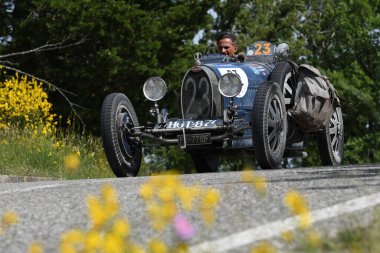 Panzano, İtalya, Chianti 'de - 18 Haziran 2021 - Mille Miglia 2021 etkinliği sırasında Bugatti T37 A yılına girdi. İtalya