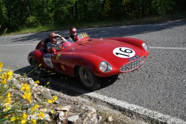 Panzano, Chianti, İtalya - 18 Haziran 2021 - Ferrari 750 Monza Spider Scaglietti, 1954 yılında Mille Miglia 2021 etkinliği sırasında faaliyet gösterdi. İtalya