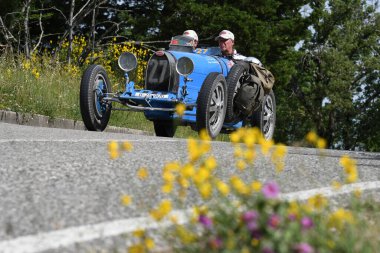 Panzano, İtalya, Chianti 'de - 18 Haziran 2021 - Mille Miglia 2021 etkinliği sırasında Bugatti T37 A yılına girdi. İtalya