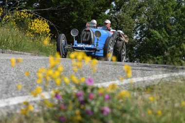 Panzano, İtalya, Chianti 'de - 18 Haziran 2021 - Mille Miglia 2021 etkinliği sırasında Bugatti T37 A yılına girdi. İtalya