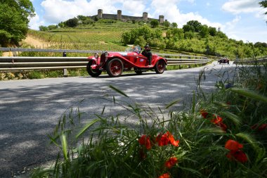 Tuscany, İtalya - 17 Mayıs 2019: ALFA ROMEO 6C 1750 GS BRIANZA 1932 yılında Mille Miglia 'nın 2019 yılı ve Monteriggioni Kalesi' nin halka açık tarihi geçit töreni sırasında eylemde. İtalya.