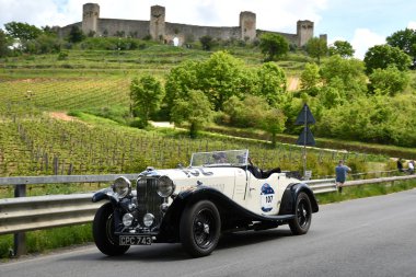 Toskana, İtalya - 17 Mayıs 2019: 1934 'te Mille Miglia ve Monteriggioni Kalesi' nin halka açık tarihi geçit töreni sırasında Los Angeles M45 RAPIDE eylemi yapıldı. İtalya.