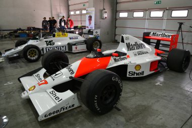 Imola, 27 Nisan 2019: 1990 tarihli F1 McLaren MP4-5B eski Ayrton Senna - Gerhard Berger İtalya 'daki Imola Pisti' nde düzenlenen Minardi Tarihi Günü 2019 sırasında kutuda