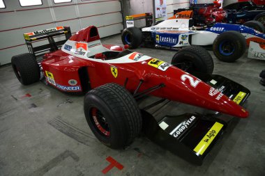Imola, 27 Nisan 2019: Tarihsel F1 Ferrari F93A İtalya 'daki Imola Pisti' nde Minardi Tarihi Günü 2019 sırasında kutuda