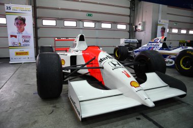 Imola, 27 Nisan 2019: 1992 tarihli F1 McLaren MP4-7 eski Ayrton Senna - Gerhard Berger İtalya 'daki Imola Pisti' nde düzenlenen Minardi Tarihi Günü 2019 sırasında kutuda