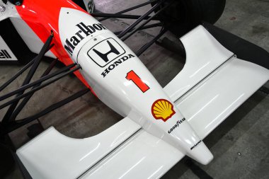 Imola, 27 Nisan 2019: 1992 tarihli F1 McLaren MP4-7 eski Ayrton Senna - Gerhard Berger İtalya 'daki Imola Pisti' nde düzenlenen Minardi Tarihi Günü 2019 sırasında kutuda