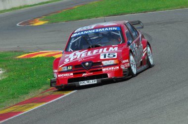 Scarperia, İtalya - 22 Ekim 2006: Alfa Romeo 155 V6 Ti DTM İtalya 'daki Mugello Pisti' nde yapılan özel tatbikat sırasında kullanıldığı bilinmiyor.