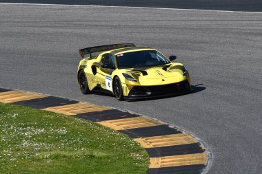 Scarperia, İtalya - 20 Mart 2025: Lotus Emira GT4 Lotus PB Yarış Aracı d 'Aste-Abbati-Naska-Schiavone Mugello Pisti' nde 12: 00 Michelin sırasında görev başında.
