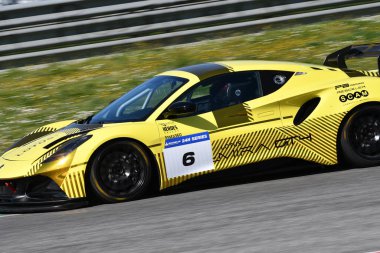 Scarperia, İtalya - 20 Mart 2025: Lotus Emira GT4 Lotus PB Yarış Aracı d 'Aste-Abbati-Naska-Schiavone Mugello Pisti' nde 12: 00 Michelin sırasında görev başında.