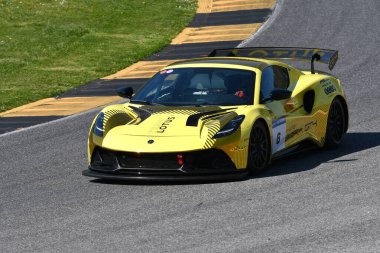 Scarperia, İtalya - 20 Mart 2025: Lotus Emira GT4 Lotus PB Yarış Aracı d 'Aste-Abbati-Naska-Schiavone Mugello Pisti' nde 12: 00 Michelin sırasında görev başında.