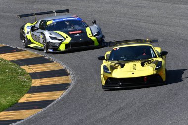 Scarperia, İtalya - 20 Mart 2025: Lotus Emira GT4 Lotus PB Yarış Aracı d 'Aste-Abbati-Naska-Schiavone Mugello Pisti' nde 12: 00 Michelin sırasında görev başında.