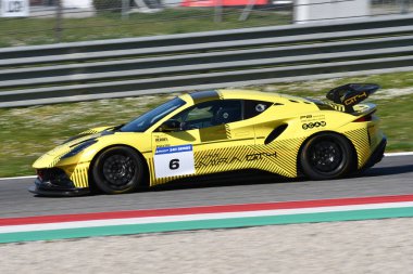 Scarperia, İtalya - 20 Mart 2025: Lotus Emira GT4 Lotus PB Yarış Aracı d 'Aste-Abbati-Naska-Schiavone Mugello Pisti' nde 12: 00 Michelin sırasında görev başında.