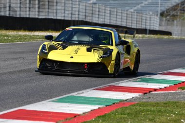 Scarperia, İtalya - 20 Mart 2025: Lotus Emira GT4 Lotus PB Yarış Aracı d 'Aste-Abbati-Naska-Schiavone Mugello Pisti' nde 12: 00 Michelin sırasında görev başında.