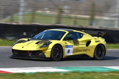 Scarperia, İtalya - 20 Mart 2025: Lotus Emira GT4 Lotus PB Yarış Aracı d 'Aste-Abbati-Naska-Schiavone Mugello Pisti' nde 12: 00 Michelin sırasında görev başında.