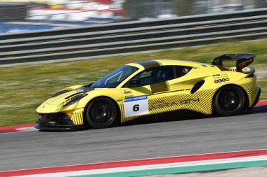 Scarperia, İtalya - 20 Mart 2025: Lotus Emira GT4 Lotus PB Yarış Aracı d 'Aste-Abbati-Naska-Schiavone Mugello Pisti' nde 12: 00 Michelin sırasında görev başında.