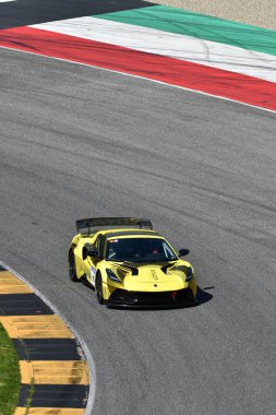 Scarperia, İtalya - 20 Mart 2025: Lotus Emira GT4 Lotus PB Yarış Aracı d 'Aste-Abbati-Naska-Schiavone Mugello Pisti' nde 12: 00 Michelin sırasında görev başında.
