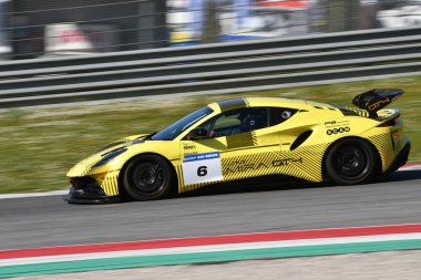 Scarperia, İtalya - 20 Mart 2025: Lotus Emira GT4 Lotus PB Yarış Aracı d 'Aste-Abbati-Naska-Schiavone Mugello Pisti' nde 12: 00 Michelin sırasında görev başında.