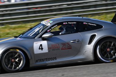 Scarperia, İtalya - 20 Mart 2025: Porsche 911 GT3 Kupası (992) Mugello Pisti 'nde 12h Michelin sırasında.