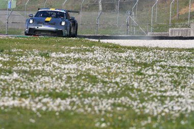 Scarperia, İtalya - 20 Mart 2025: Porsche 911 GT3 Kupası (992) Mugello Pisti 'nde 12h Michelin sırasında.