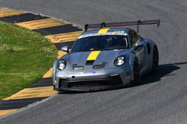 Scarperia, İtalya - 20 Mart 2025: Porsche 911 GT3 Kupası (992) Mugello Pisti 'nde 12h Michelin sırasında.