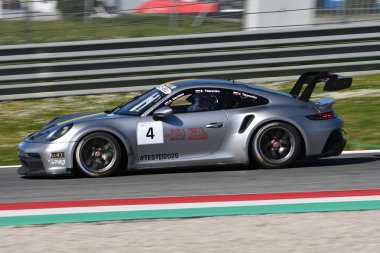 Scarperia, İtalya - 20 Mart 2025: Porsche 911 GT3 Kupası (992) Mugello Pisti 'nde 12h Michelin sırasında.