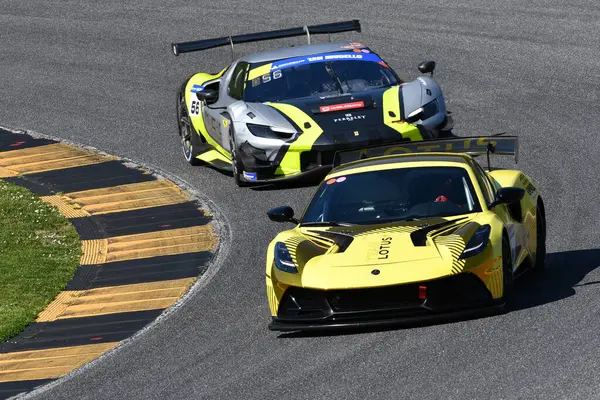 Scarperia, İtalya - 20 Mart 2025: Lotus Emira GT4 Lotus PB Yarış Aracı d 'Aste-Abbati-Naska-Schiavone Mugello Pisti' nde 12: 00 Michelin sırasında görev başında.