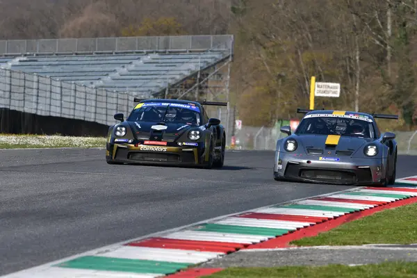 Scarperia, İtalya - 20 Mart 2025: Porsche 911 GT3 Kupası (992) Mugello Pisti 'nde 12h Michelin sırasında.