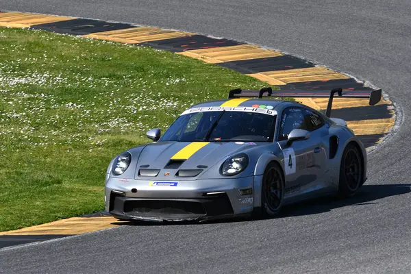Scarperia, İtalya - 20 Mart 2025: Porsche 911 GT3 Kupası (992) Mugello Pisti 'nde 12h Michelin sırasında.