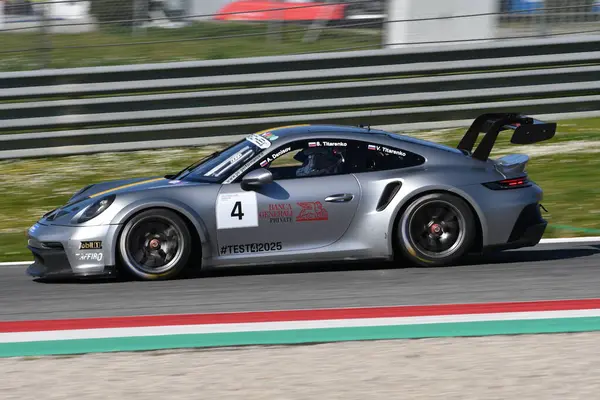 Scarperia, İtalya - 20 Mart 2025: Porsche 911 GT3 Kupası (992) Mugello Pisti 'nde 12h Michelin sırasında.