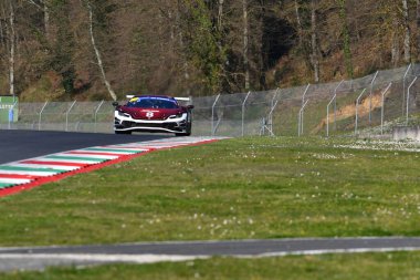 Scarperia, İtalya - 20 Mart 2025: CCC Kessel Yarış Ekibi 'nden Ferrari 296 GT3 Cutrera-Frezza-Fumanelli Mugello Pisti' nde 12: 00 Michelin sırasında görev başında.